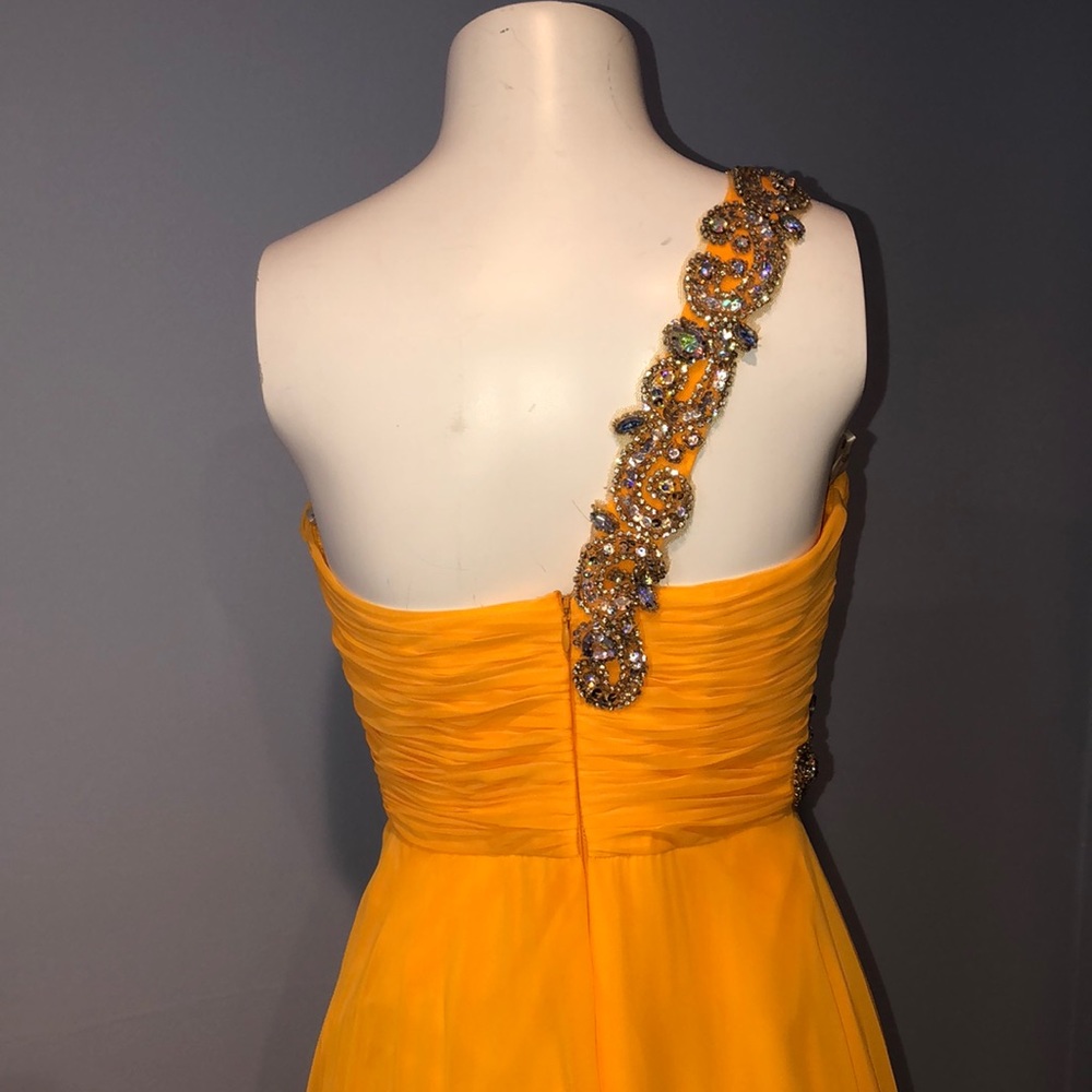 Gown - Picture 3 of 4